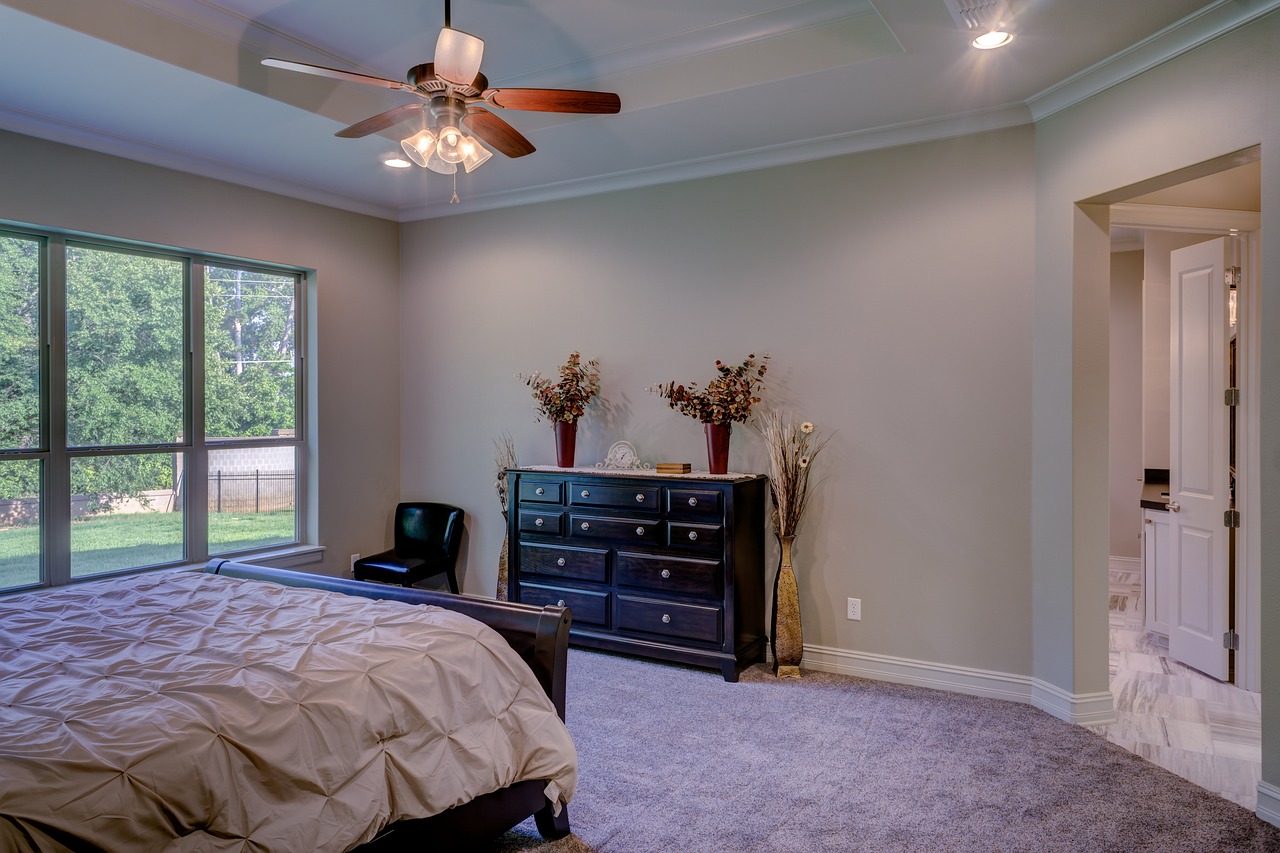 How to Pick the Ideal Bedroom Furniture for Small Rooms